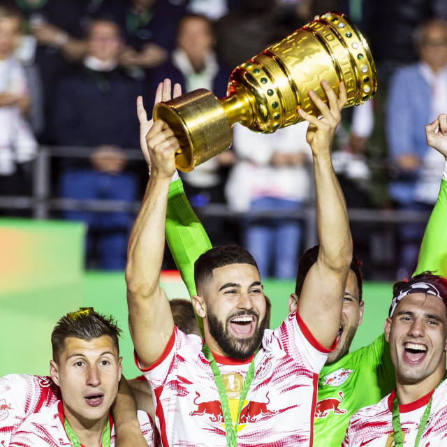 Joško Gvardiol s DFB pokalom