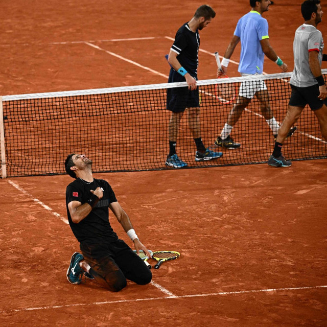 Marcelo Arevalo na koljenima, u pozadini Rojer, Dodig i Krajicek