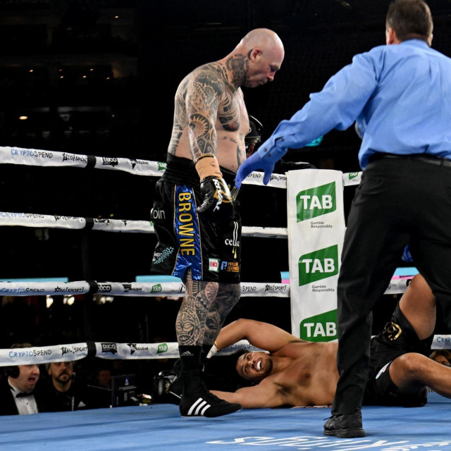 Lucas Browne vs. Junior Fa