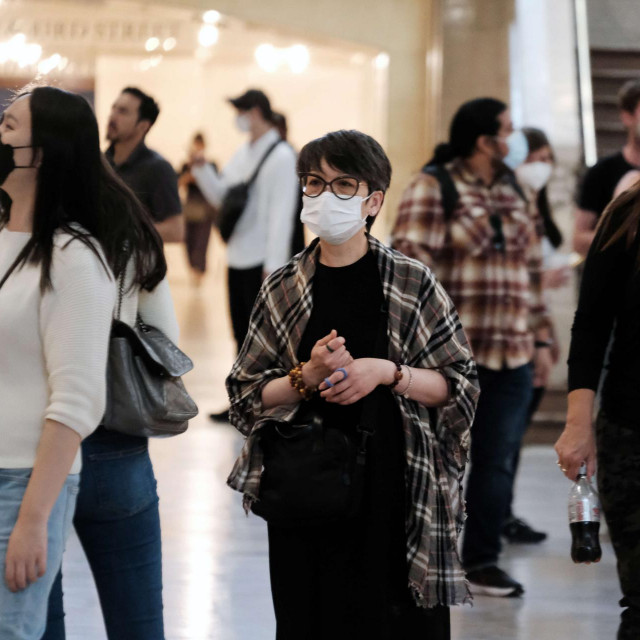 Dostupni podaci sugeriraju da je više od pola Amerikanaca tijekom posljednjih šest mjeseci oboljelo od covida te da je malo vjerojatno da će ponovno od njega oboljeti