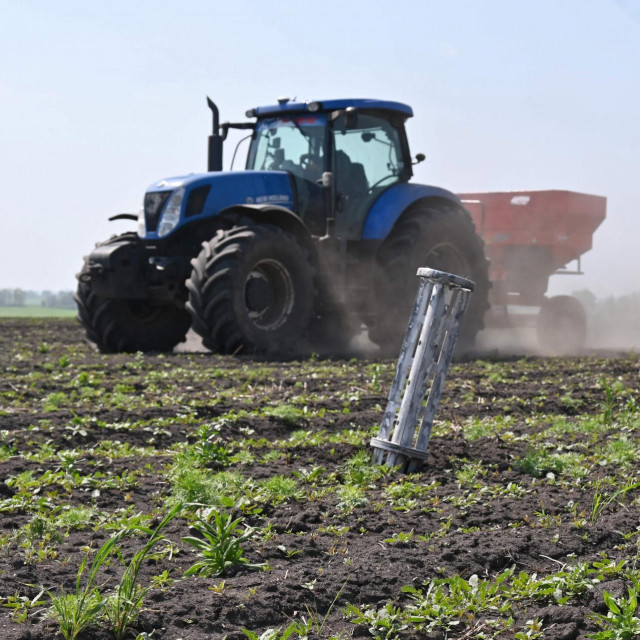 Traktor prolazi kraj dijela ruske rakete