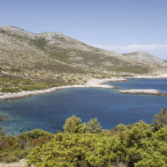 Lastovo, pogled na uvalu Mrca sa rta Velje more