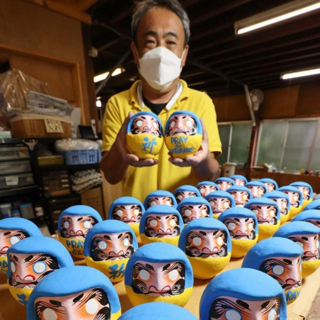 Daruma lutkice, japanski simboli, u bojama Ukrajine