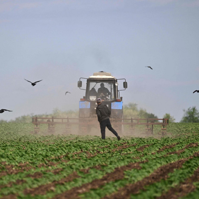 Poljoprivrednik obrađuje polje kod Odese