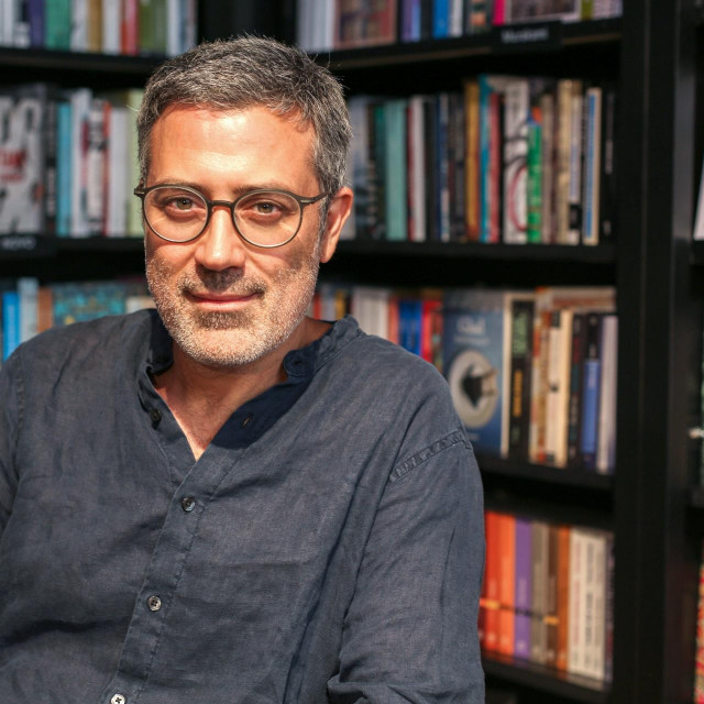 Zagreb, 060622.
Talijanski pisac Andrea Bajani u knjizari Frakturi.