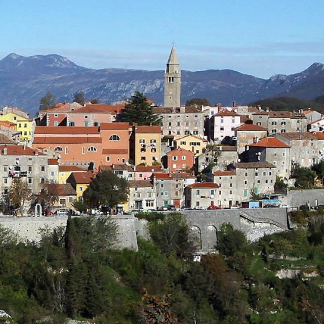 Kako navode u Gradu Labinu, građevinski teren, trenutno vrijedan oko 60.000 eura, dobiva se praktički besplatno uz mogućnost opterećenja terena hipotekom