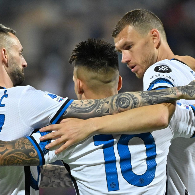 Lautaro Martinez u slavlju s Marcelom Brozovićem i Edinom Džekom