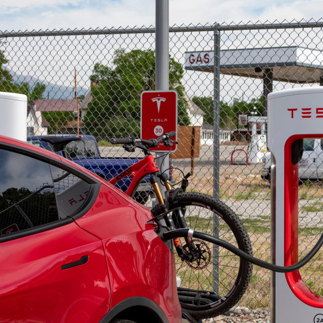 Tesla priključena na punjač