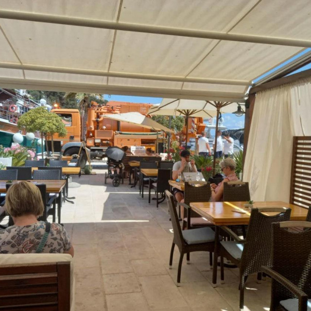 Ispiranje kanalizacijske cijevi pred očima gostiju ugostiteljskog objekta