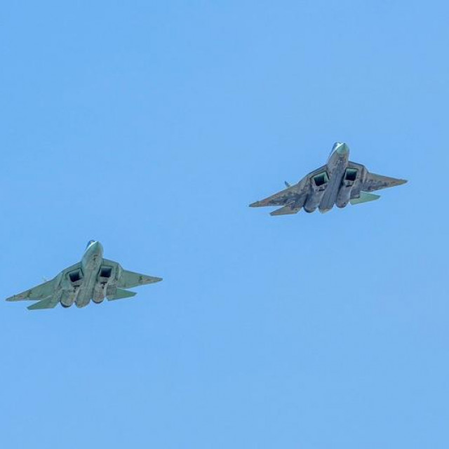 Ruski borbeni avioni pete generacije Suhoj Su-57 u letu (arhivska fotografija)