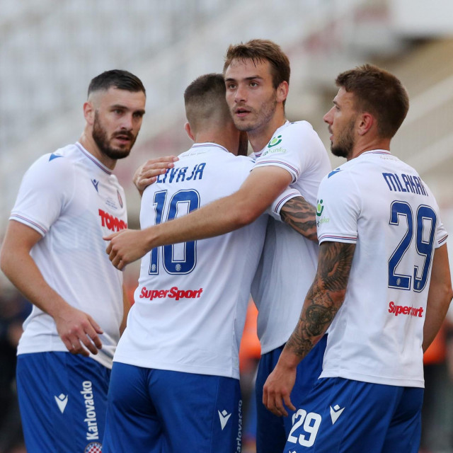 Ferro u zagrljaju igrača Hajduka