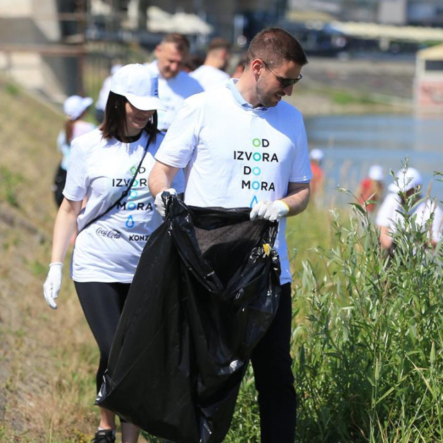 Čišćenje osječke Promenade na otvaranju projekta ”Od izvora do mora 2022.”