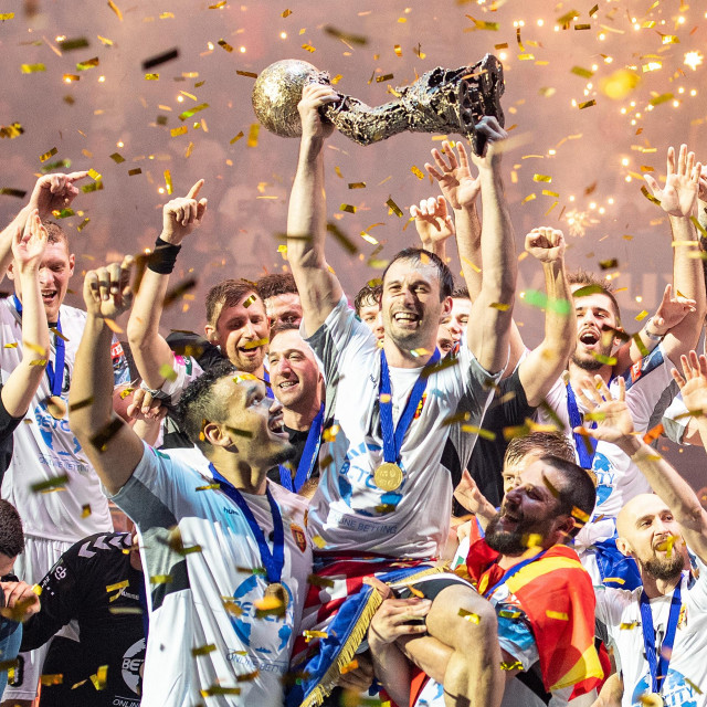 Igor Karačić s peharom (2019. u dresu Vardara)