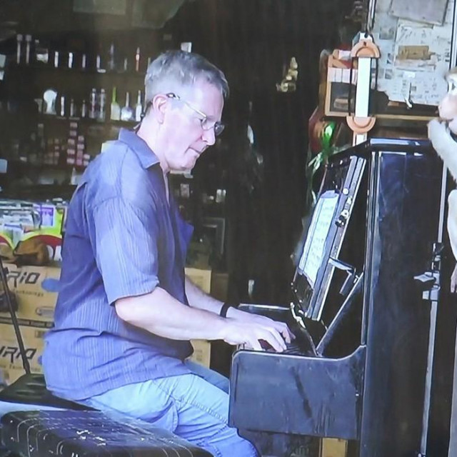 Paul Barton ponekad svira i majmunima