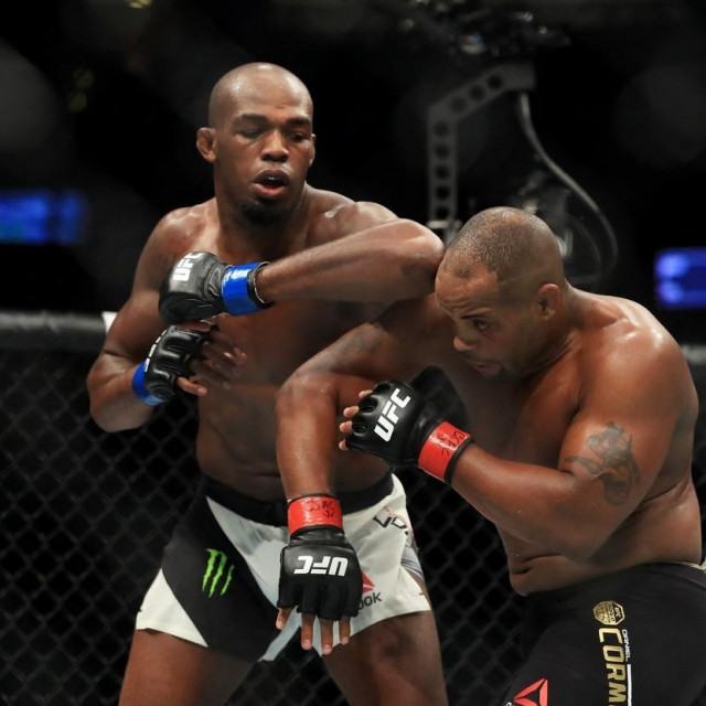  Jon Jones elbows Daniel Cormier 