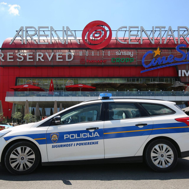 Policija pred Arena centrom nakon dojave o bombi