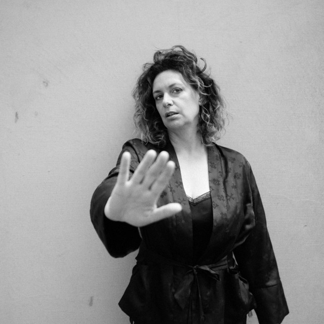 U sva tri svoja filma - kratkima 'Odvajanje' i 'Janje' - i sada 1Baci se na pod Nina Violić se bavi djecom.