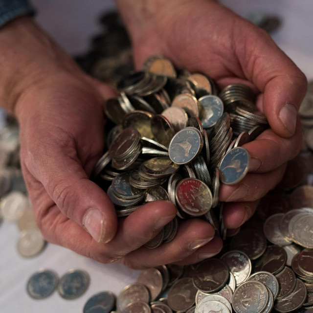 Erste banka tvrdi da naknada nema veze s ulaskom u eurozonu te da će građani moći bez naknade uplaćivati i mijenjati za euro kovanice kune u periodu od 12 mjeseci od uvođenja eura