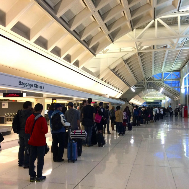 Dugi red u zračnoj luci, ilustracija