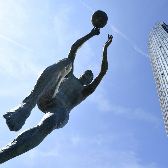 Cibonin toranj i spomenik Draženu Petroviću