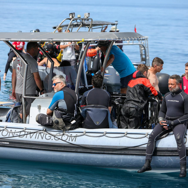 Natjecanje u podvodnoj fotografiji 6. Mares Underwater Photo Marathon Cup u organizaciji ronilačkog kluba Roniti se mora uz podrsku ronilačkog centra Kron. Na ovogodišnjem Mares UWPM kupu sudjelovalo je najviše do sada, 120 natjecatelja � fotografa, asistenata i modela iz 12 zemalja.