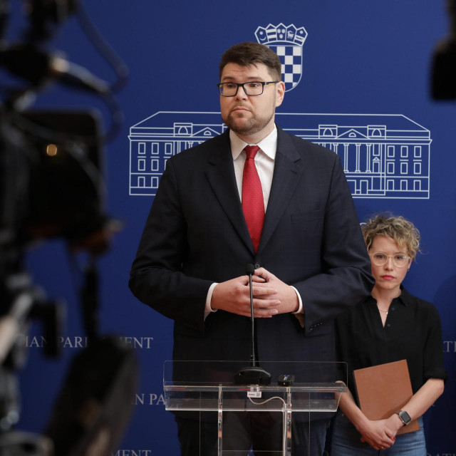 Konferencija za medije zastupnika Peđe Grbina, Dalije Orešković, Damira Bajsa, Katarine Peović, Ivane Kekin o ministru Berošu