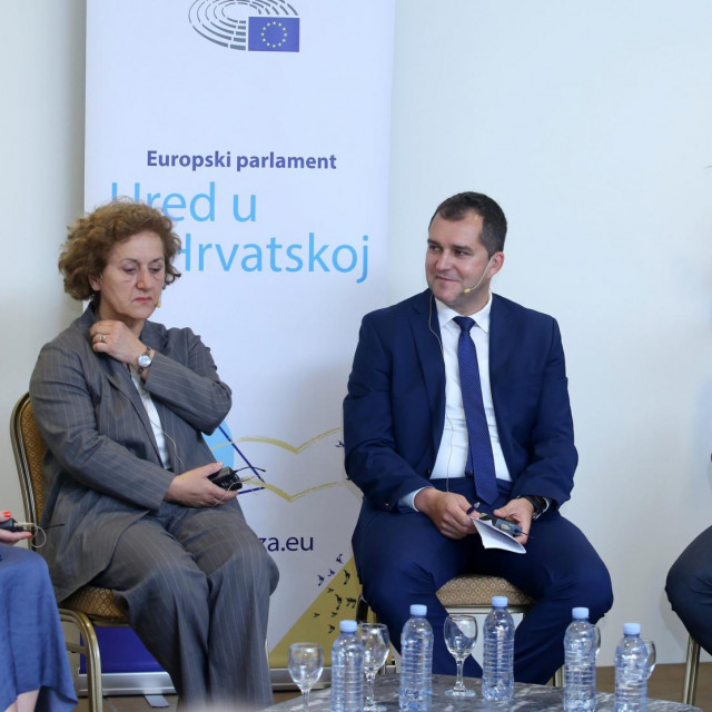 U panel raspravi sudjelovali su Željana Zovko, Lidija Petrić, Igor Radić i Joze Tomaš, a moderatorica je bila Ivana Šilovic
 