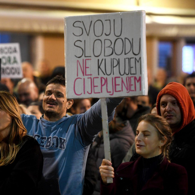 Prosvjed protiv epidemioloških mjera, covid potvrda i obaveze cijepljenja u Zadru