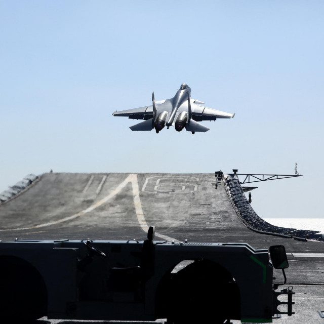 Borbeni avion J-15 uzlijeće s kineskog nosača aviona Liaoning
