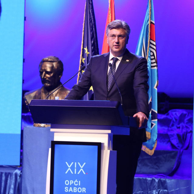 Do ožujka 2020., kad je premoćno sa svojim timom pobijedio na izborima za stranačko čelništvo, Plenković je tvrdoglavo vodio bitku za slamanje karamarkovskih struktura