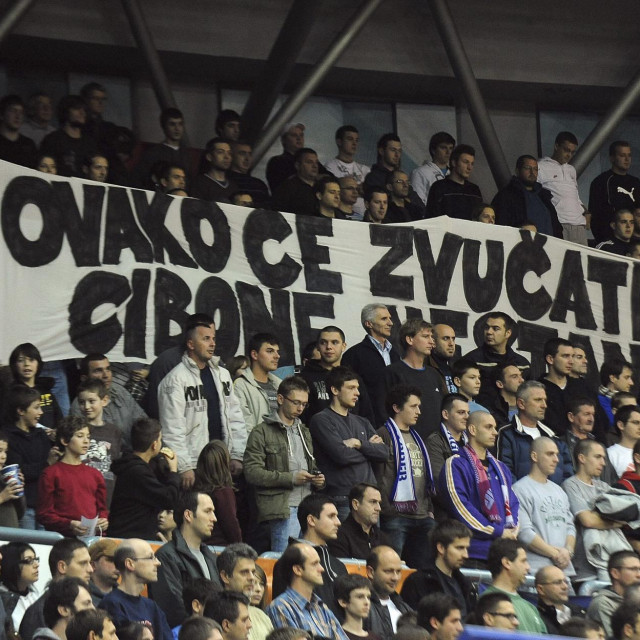 Upozorenje navijača uz muk u dvorani