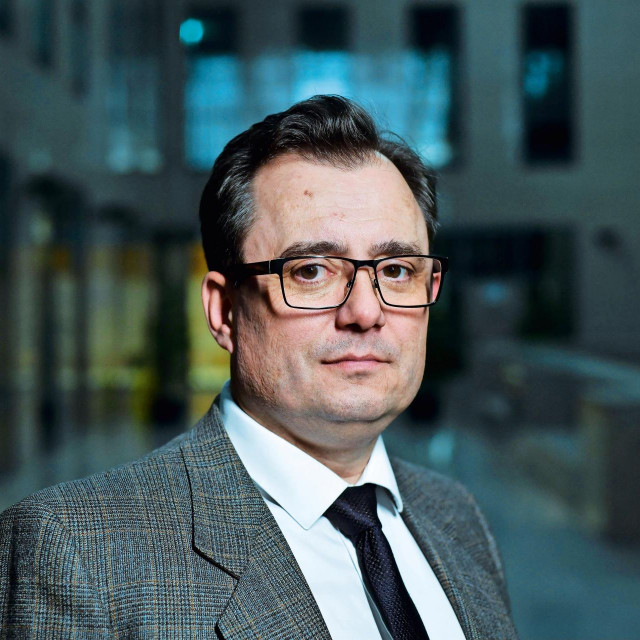 Uvođenjem eura doći će do porasta inflacije zbog zaokruživanja cijena i troškova uvođenja nove valute. Trebali bismo pričekati i uvesti euro kasnije. Još osam EU zemalja nije ga uvelo. Zašto? Zar su Poljaci i Danci budale?