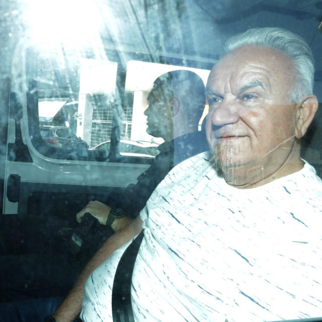 Privođenje bivšeg gradonačelnika Petrinje Darinka Dumbovića i ostalih na Županijski sud