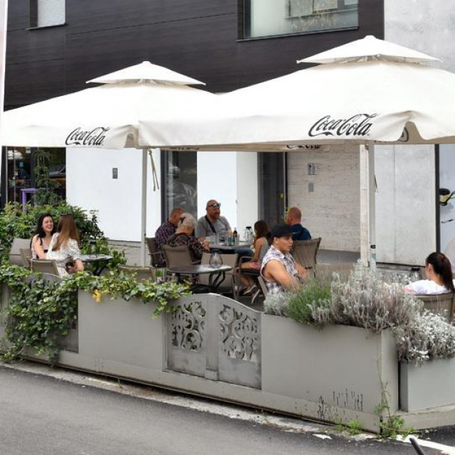 Sporna terasa slastičarnice Amelie