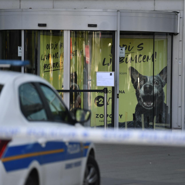 Ulaz u trgovački centar i policijski automobil