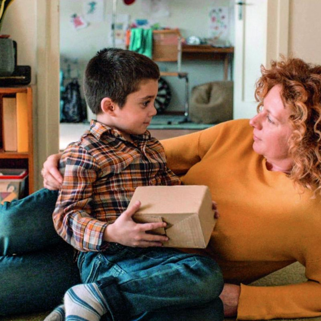 Scena iz filma 'Baci se na pod'