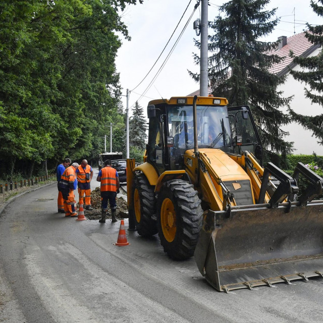 Popravak puknute cijevi na Bukovcu