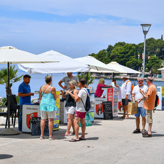 Turisti u Cavtatu/Ilustracija