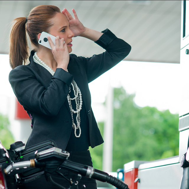 Korištenje mobitela prilikom točenja goriva