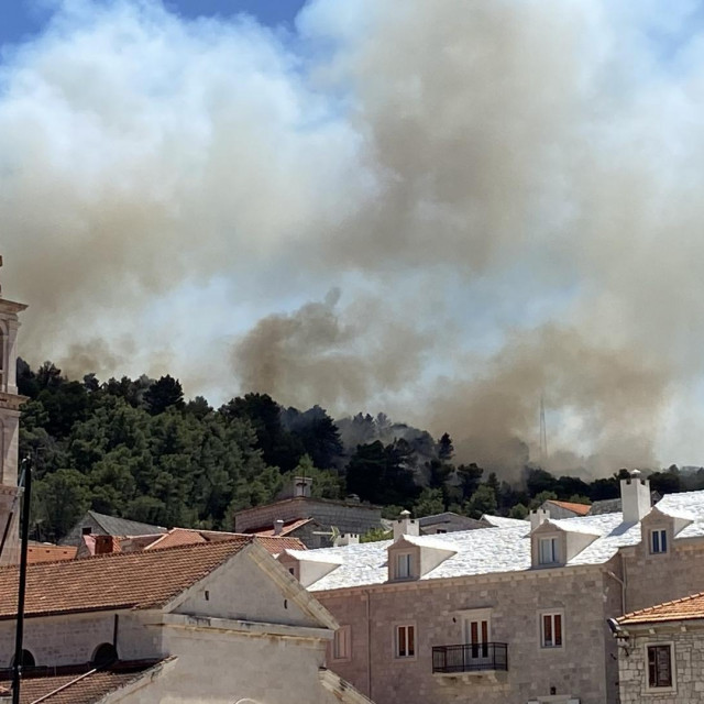 Požar iznad Pučišća na Braču