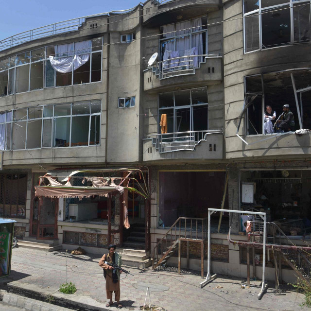 Talibani stoje ispred hrama sikha nakon napada u Kabulu