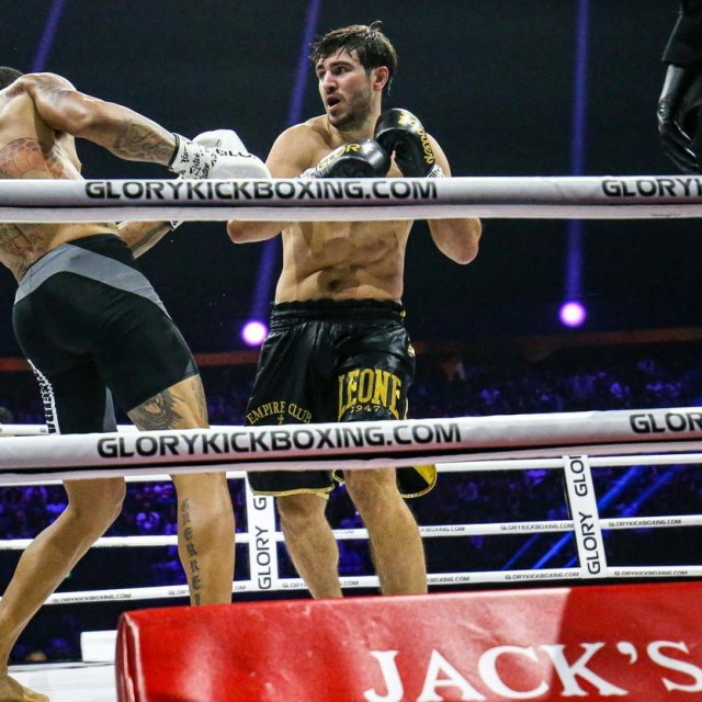 Artem Vakhitov vs. Alex Pereira (lijevo)