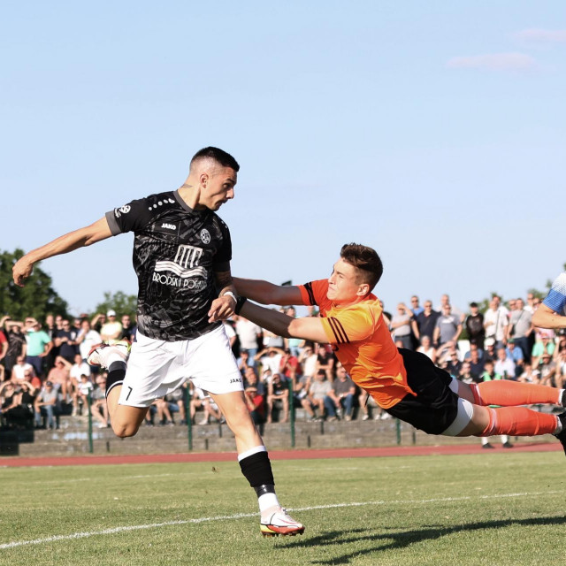 Nogometaši Trnja (u bijelim dresovima) poraženi su od Marsonije 3:0