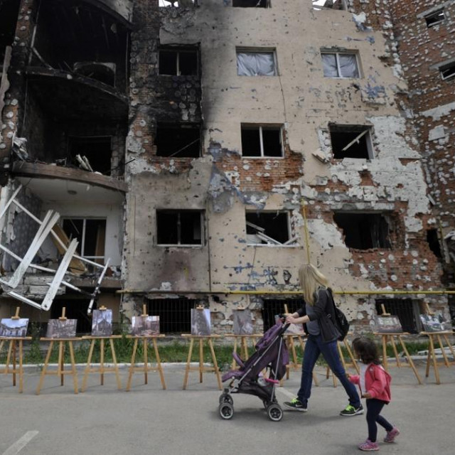 Oštećena zgrada u Kijevu