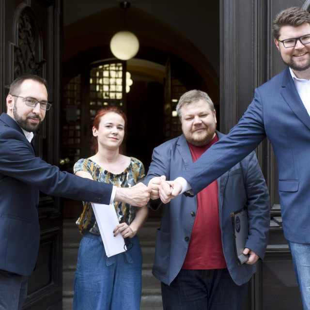 Čelnik Možemo! Tomislav Tomašević (prvi slijeva) i šef SDP-a Peđa Grbin (prvi zdesna)