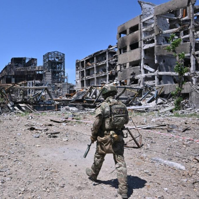 Ruski vojnik partrolira pored čeličane Azovstal u Mariupolju