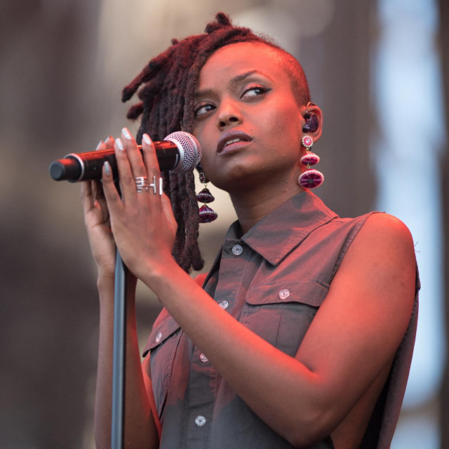 Punim imenom Kelela Mizanekristos, ova 39-godišnja američka R&B pjevačica etiopskog podrijetla debitantski je mixtape ”Cut 4 Me” objavila 2013. godine