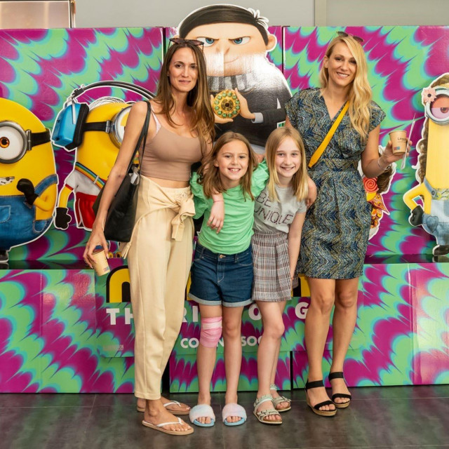 Nika Antolos i Neda Parmać s kćerkama