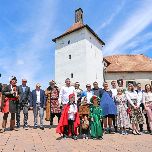 Organizatori i izvođači Picokijade ispred đurđevačkog Starog grada.