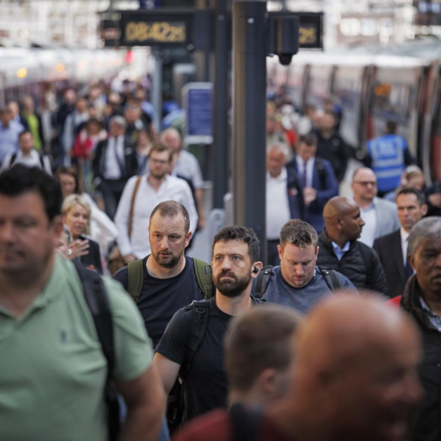 Na britanskim kolodvorima, zbog manjka osoblja, vlada kaos